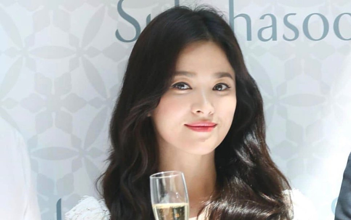 Song Hye Kyo Mengakak Diteriaki Menawan di Acara Perdana Pasca Perceraian, Fans Puji Profesional Song Hye Kyo Mengakak Diteriaki Menawan di Acara Perdana Pasca Perceraian, Fans Puji Profesional