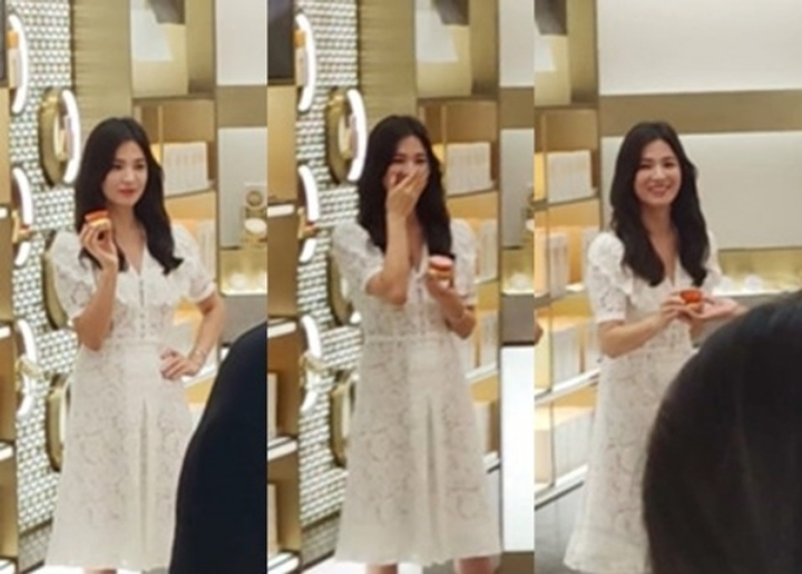Song Hye Kyo Ngakak Diteriaki Cantik di Acara Perdana Pasca Perceraian