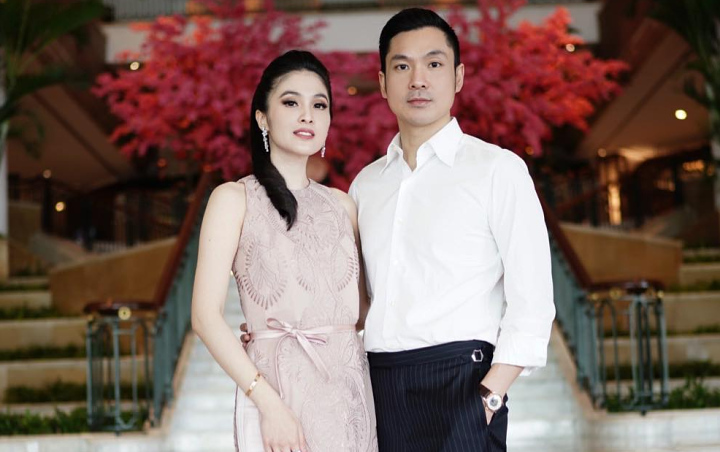 Ganteng Ala Aktor Korea, Gaya Suami Sandra Dewi Macho Peluk Istri Super Romantis
