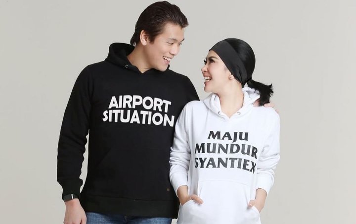 Syahrini Kalem Pose Bareng Mertua, Netter Malah Kepo Tangan Reino Sembunyi Tak Peluk Istri