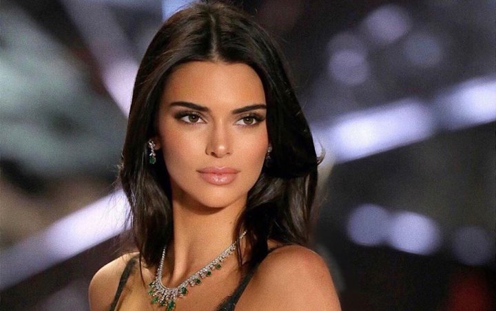 Kendall Jenner Jadi Viral Gara-Gara Lakukan Bottle Cap Challenge Pakai Bikini