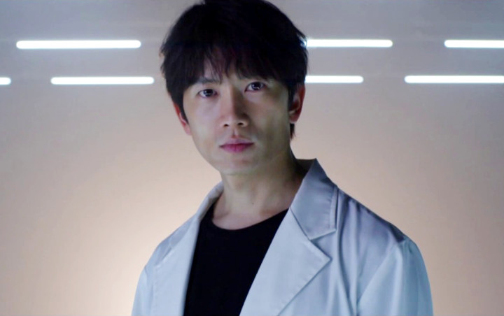 Perankan Dokter Cerdik, Ji Sung Pun Sedih dan Bercermin-Kaca di Poster Doctor John Perankan Dokter Cerdik, Ji Sung Pun Sedih dan Bercermin-Kaca di Poster Doctor John