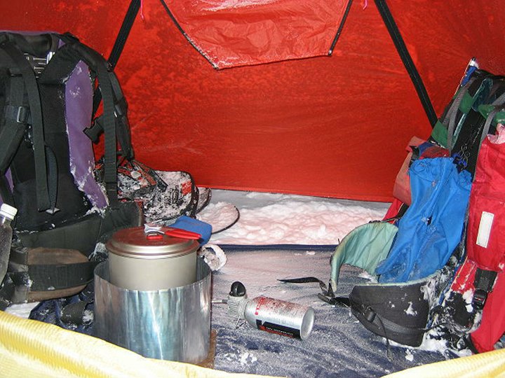 Jangan Pernah Memasak Dalam Tenda Karena Bahaya Banget