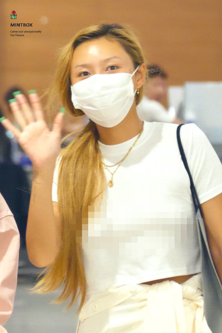 Hwasa Mamamoo Berani Tampil di Bandara Tanpa Bra