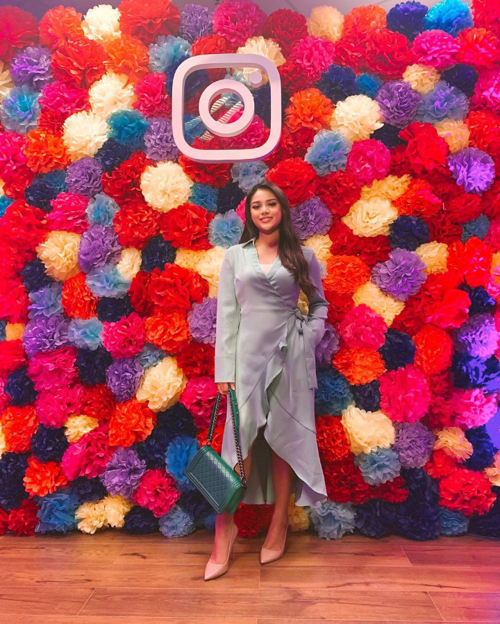 Pakai Dress Cantik Saat Hadiri Acara Formal