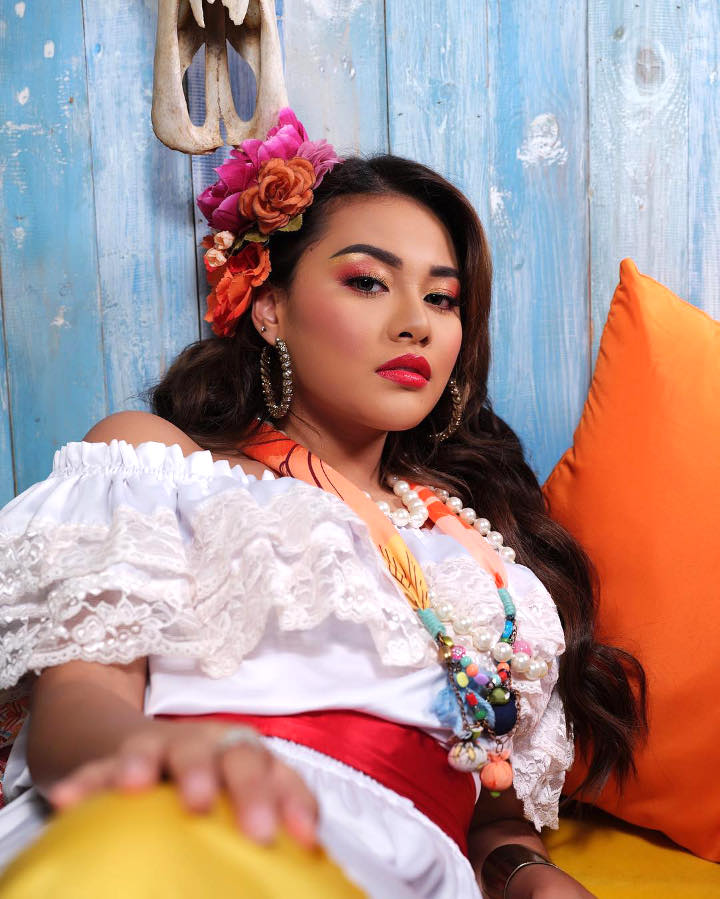 Dewasa Pakai Make Up Tebal di Pemotretan Ala Wanita Spanyol