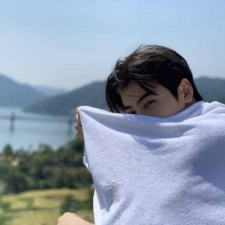 Cha Eunwoo Pamerkan Bakat Main Piano