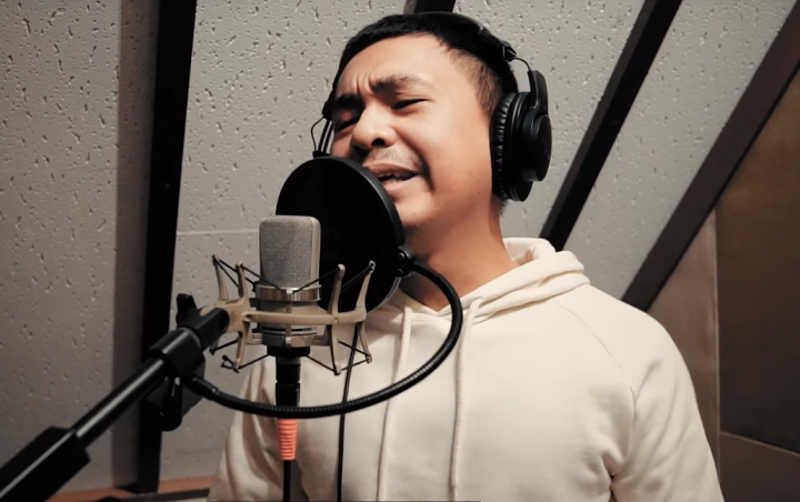 Raditya Dika Cover Lagu 'I Love You 3000' Bikin Ngakak, Stephanie Poetri Sampai Kabur