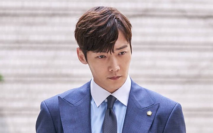 Choi Jin Hyuk Familiar Piawai Kecupan Hot di Drama, Terbukti Ini Rahasianya Choi Jin Hyuk Familiar Piawai Kecupan Hot di Drama, Terbukti Ini Rahasianya