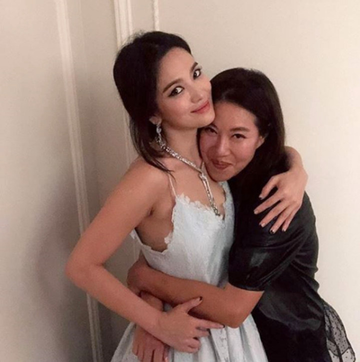 Song Hye Kyo Kembali Dihujat Netter Usai Pose Senyum Bahagia Bareng Staf di Tengah Skandal