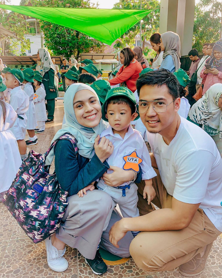 Nycta Gina dan Rizky Kinos Antar Putra Sulung Perdana Sekolah
