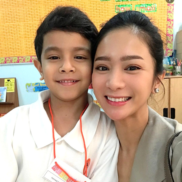 Bunga Zainal Selfie Saat Antar Anak Kedua Sekolah di Hari Pertama