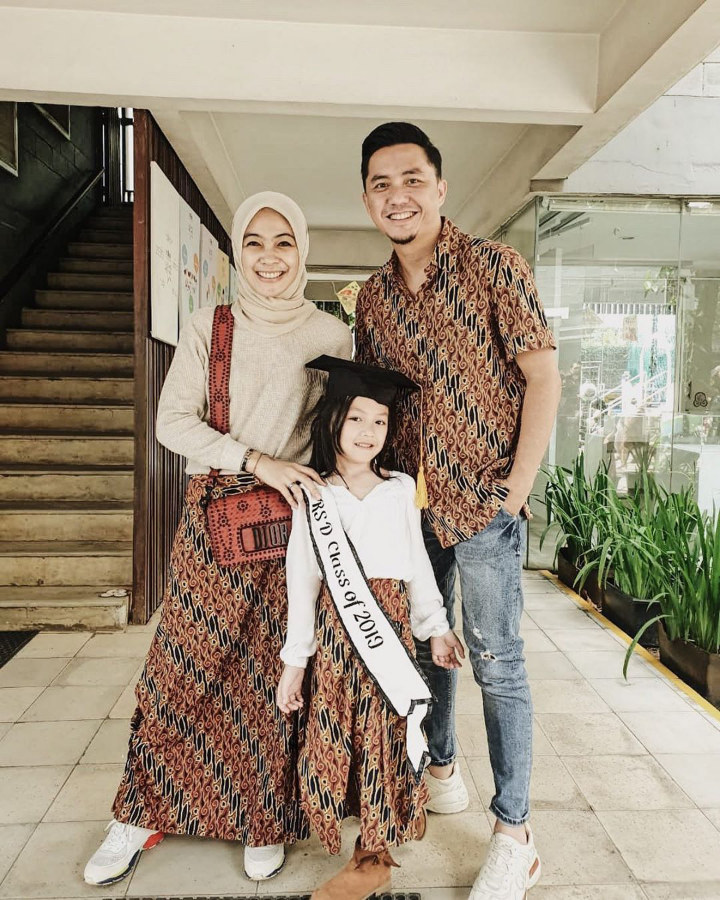 Omesh Melow Antar Sang Putri Menempuh Sekolah Dasar