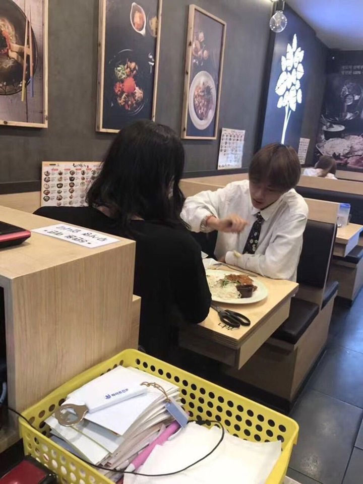 V BTS Pernah Kepergok Makan Bareng Sosok Berambut Panjang, Ternyata Bukan Jang Moon Bok