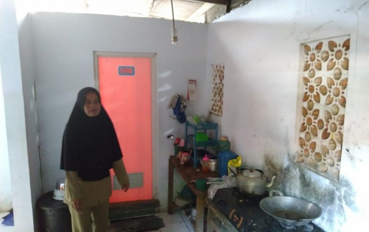 Guru Honorer di Pandeglang Bergaji Rp 350/Bulan Tinggal Di Toilet Sekolah, Camat Buka Suara