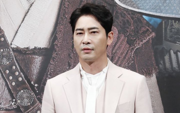 Kang Ji Hwan Akui Segala Tuduhan Pemerkosaan dan Pelecehan Seksual Kang Ji Hwan Akui Segala Tuduhan Pemerkosaan dan Pelecehan Seksual