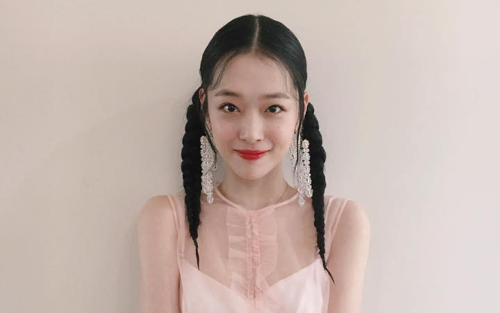 Sulli Berhasil Lakukan Hal Ini Pakai Lidahnya, Netter Terkagum Sulli Berhasil Lakukan Hal Ini Pakai Lidahnya, Netter Terkagum