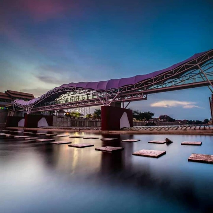 Jembatan Kaca Kali Pepe, Ikon Kota Solo yang Super Indah di Malam Hari