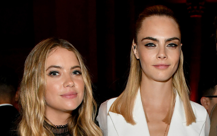 Cara Delevinge Blak-Blakan Cium Ashley Benson di Depan Publik