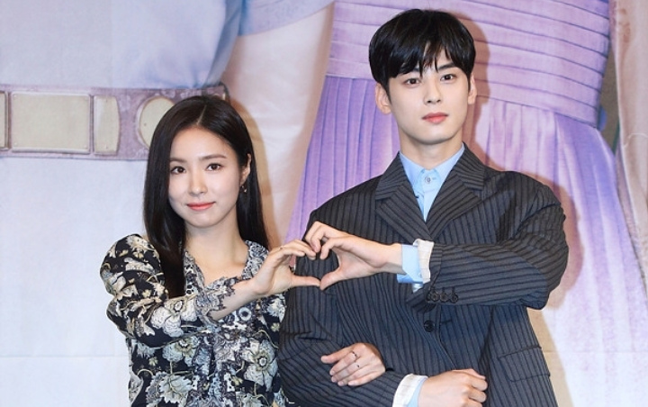 Cha Eunwoo Terlalu Rupawan di Preskon Drama, Shin Se Kyung Diejek Keok Indah