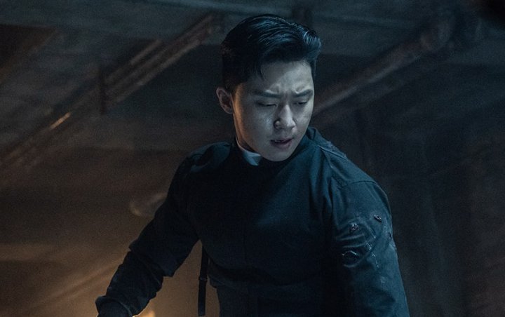 Park Seo Joon Sebut Kostum Pendeta di 'The Divine Fury' Terlalu Ketat