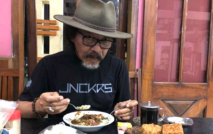 Sujiwo Tejo 'Sinis' Jokowi Tulis Caption Berbeda Saat Unggah Foto Pernikahan Sang Putri