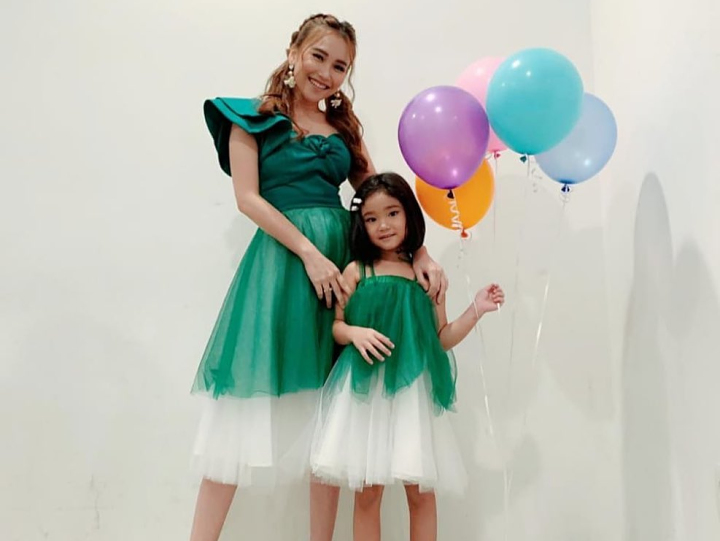 Ayu Ting Ting dan Bilqis Kostum Kembar