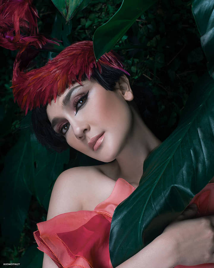 Luna Maya Anggun Jadi Flamingo