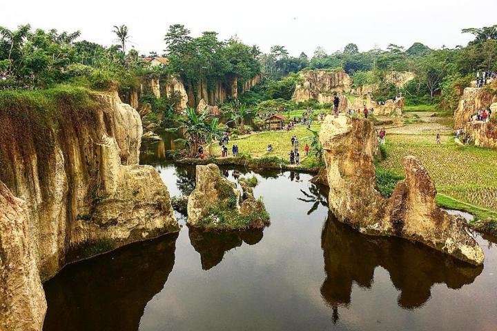 Tangerang Punya Wisata Bekas Galian Tambang Super Keren yang Bernama Kandang Godzilla