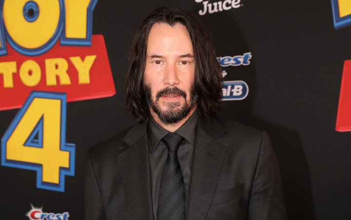 Keanu Reeves Kunjungi Rumah Fans Gara-Gara Lihat Papan Tulisan Ini