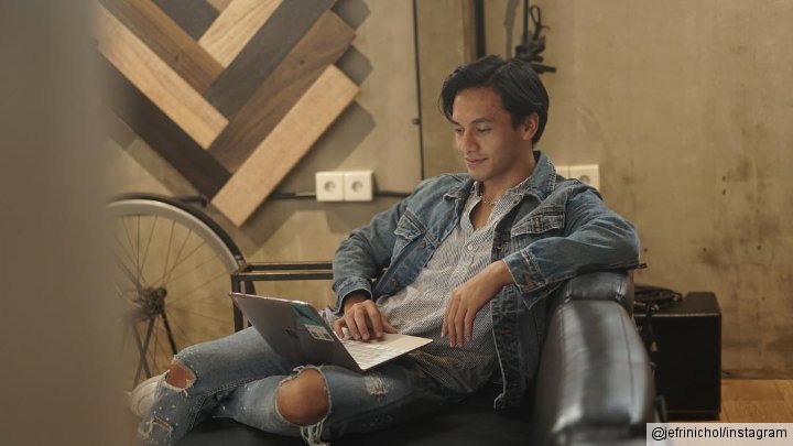 Sering Tampil Cool Bikin Penggemar Jatuh Cinta