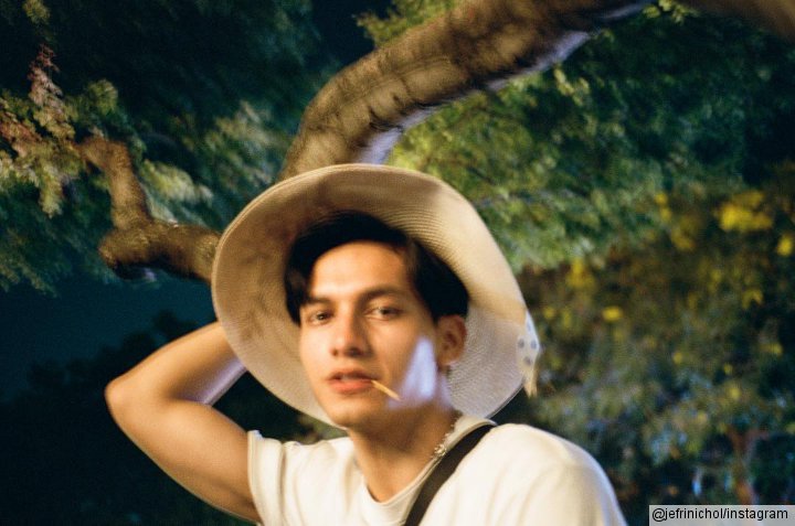 Foto Blur Aja Tetap Tampan