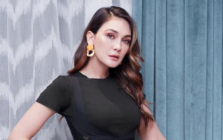 Model Kelas Dunia, Luna Maya 'Istri RM BTS' Bak Gigi Hadid Pose 'Jongkok' Kece Berkelas