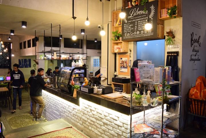 Bagi Pecinta Buku, Dapatkan Pengalaman Berbeda di Libreria Eatery Surabaya