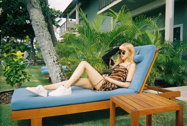 Potret Cantik Rose Berjemur Sambil Pamer Kaki Jenjang