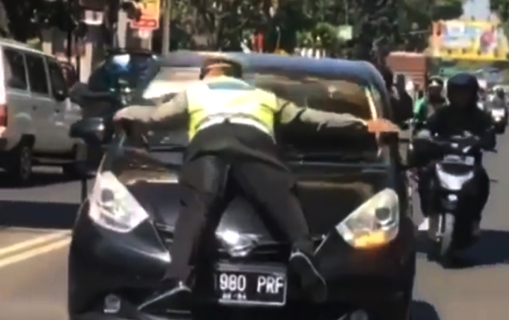 Nekat 'Nemplok' di Kap Mobil Demi Tugas, Polisi di Bandung Dapat Hadiah Sepeda