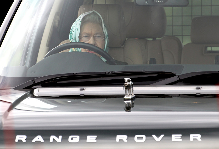 Ketika Ratu Elizabeth II Nyetir Mobil Sendiri