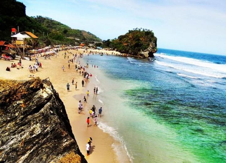 Jangan Sekali-kali Pakai Pakaian Berwarna Hijau Di Pantai Parangtritis