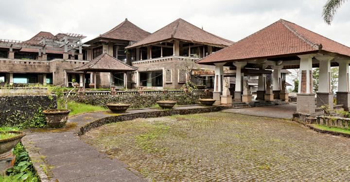 Hotel Terbengkalai Bedugul Yang Disebut Istana Para Hantu Di Bali