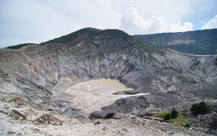 Gunung Tangkuban Parahu Erupsi Semburkan Abu Setinggi 2.000 Mdpl, Pengunjung Dievakuasi