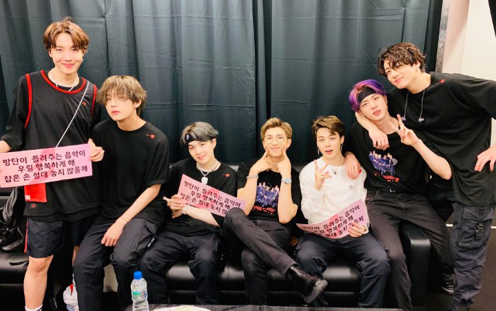 BTS Bikin Terharu Masih Pakai Hadiah Murah dari Fans Walaupun Telah Kaya dan Familiar BTS Bikin Terharu Masih Pakai Hadiah Murah dari Fans Walaupun Telah Kaya dan Familiar