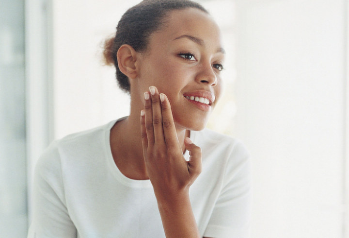 Bagi Pemilik Wajah Berjerawat, Jangan Lewatkan Penggunaan Acne Lotion di Malam Hari