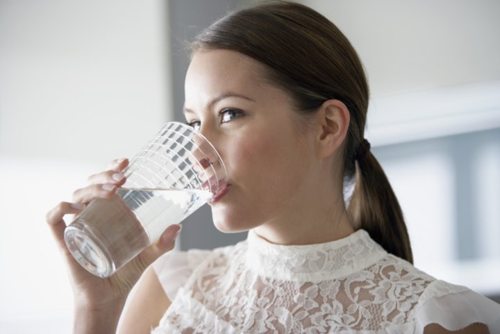 Minum Banyak Air Putih Bakal Membantu Menyehatkan Kulit Dari Dalam
