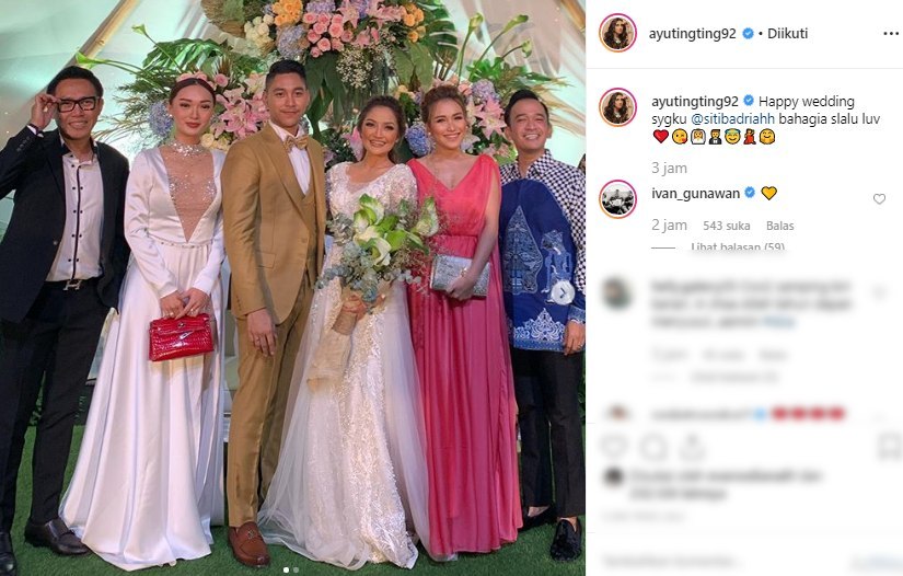 Zaskia Gotik Hadiri Resepsi SIti Badriah