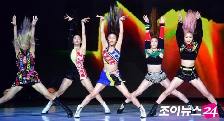 Foto ITZY Terlihat Jelek dengan \'Rambut Kesetrum\' Jadi Sorotan