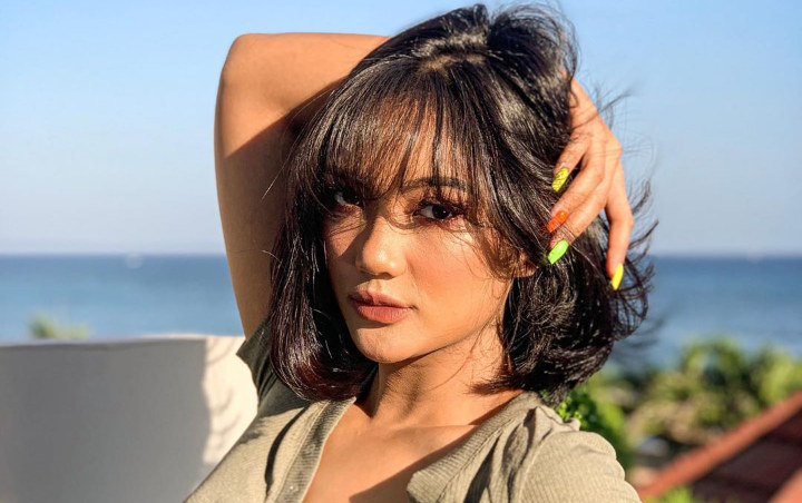 Marion Jola Pamer Dada 'Digigit Nyamuk', Betis Berotot dan Poni Acak-Acakan Dipuji Seksi