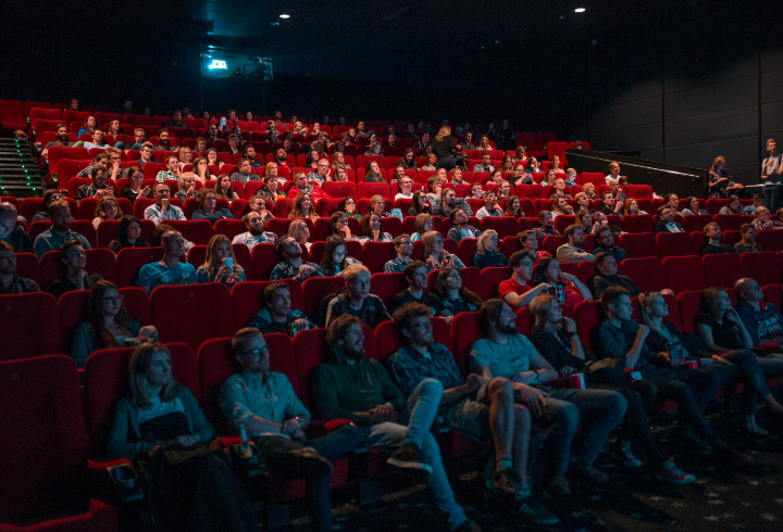 Menonton Film Yang Menarik Di Bioskop Sendiri Bisa Jadi Alternatif Yang Bagus