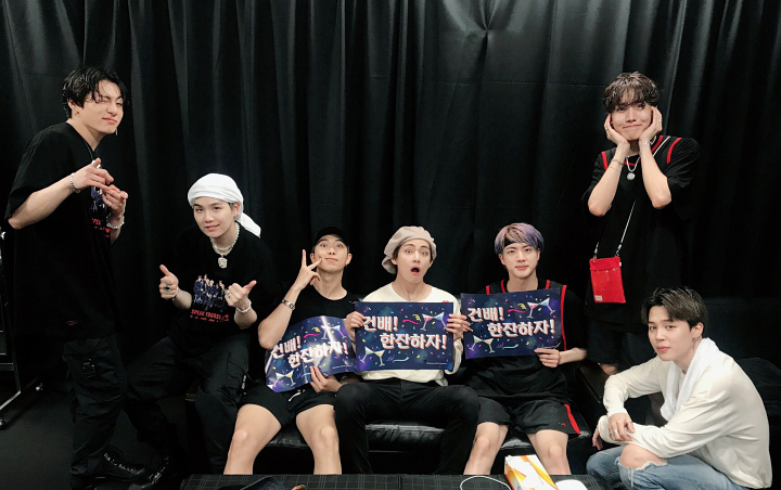 BTS Pilih Anggota Paling Cengeng, Kali Ngecek Twitter Sampai Hobi Curi Makanan Orang Lain BTS Pilih Anggota Paling Cengeng, Kali Ngecek Twitter Sampai Hobi Curi Makanan Orang Lain
