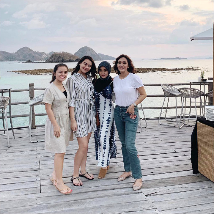 Abadikan Momen Bareng Keponakan dan Pacar Anak-Anak