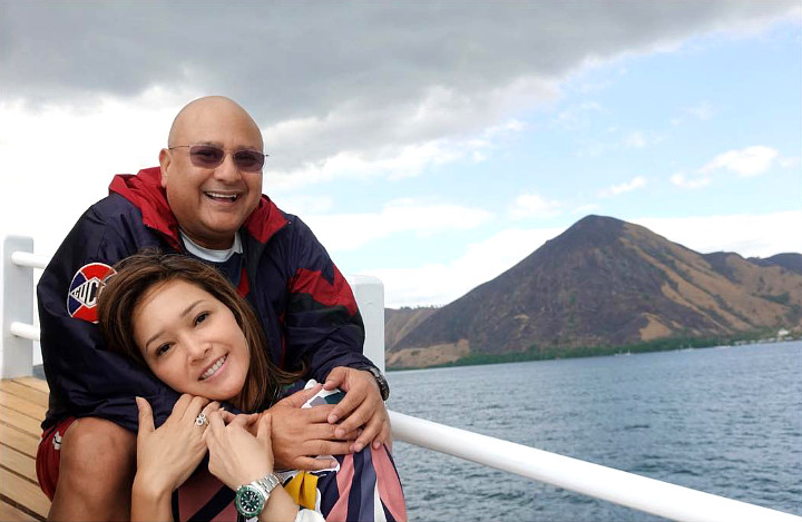 Mesra Bareng Suami di Atas Kapal